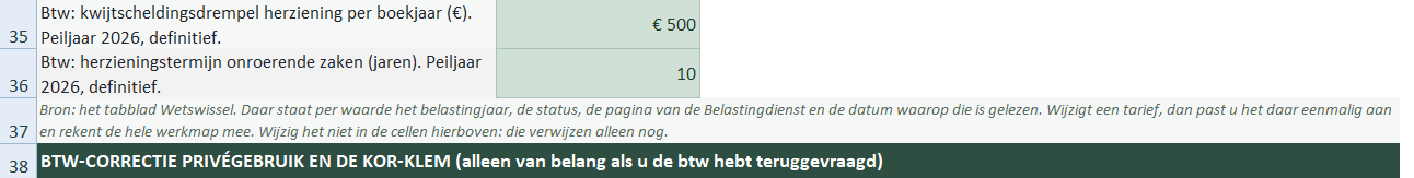 Tabblad 1 van de Rendements Engine: de kwijtscheldingsdrempel voor de btw-herziening van 500 euro per boekjaar en de herzieningstermijn van tien jaar, met daaronder de kop van het blok over de btw-correctie privégebruik en de KOR-klem.